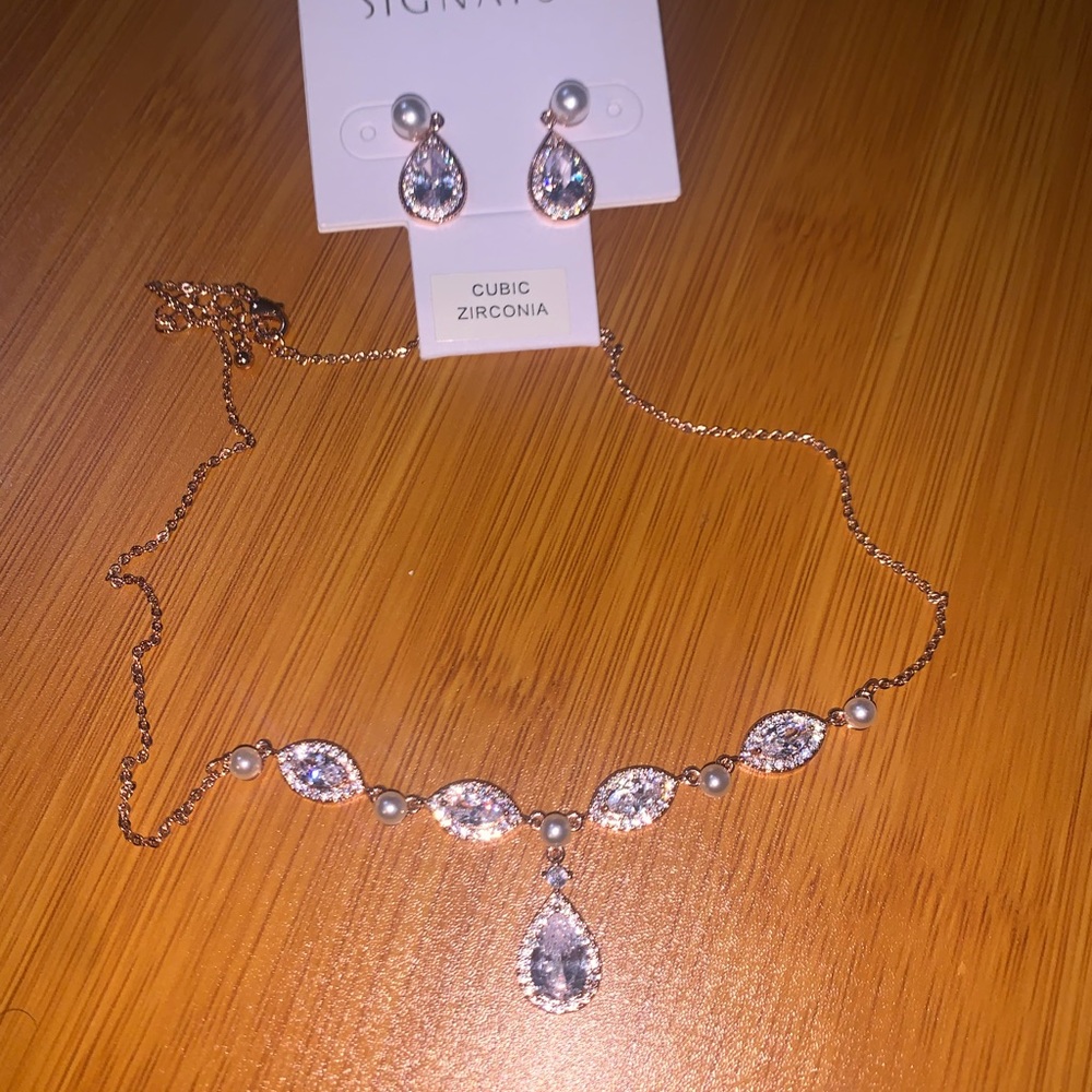 COPY - A set of earrings and an necklace